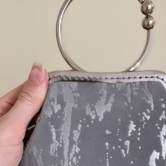 Сіра мінімалістична сумочка