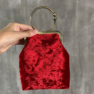 Червона оксамитова сумочка