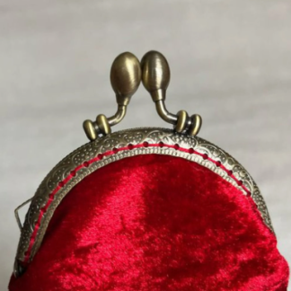 Червоний оксамитовий футляр