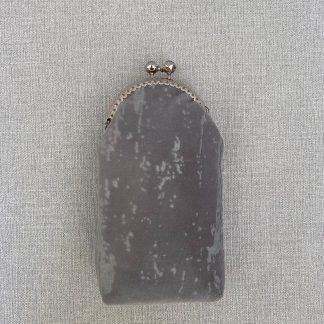 Сірий оксамитовий футляр