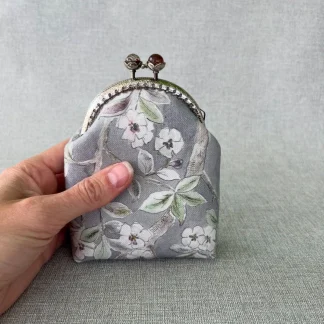 Сірий гаманець з акварельними квітами