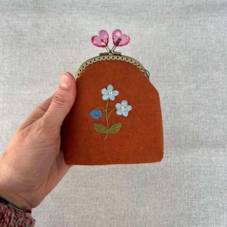 Гаманець з вишитими незабудками
